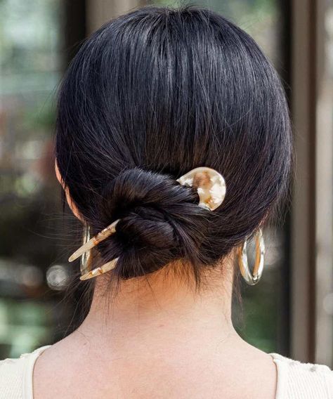 Summer Bun, French Pin, Hair Bun Pin, U Shaped Hair, Low Bun Hairstyles, Short Hair Bun, Pink Martini, Fast Hairstyles, Bun Hair