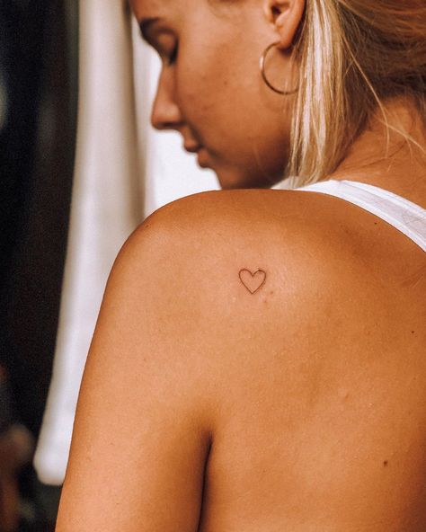 @laurabrunet  @mayo.ttt Heart Outline Tattoo, Little Heart Tattoos, Red Heart Tattoos, Tiny Heart Tattoos, Shoulder Blade Tattoo, Small Heart Tattoos, Tattoo Heart, Special Tattoos, Back Of Shoulder Tattoo