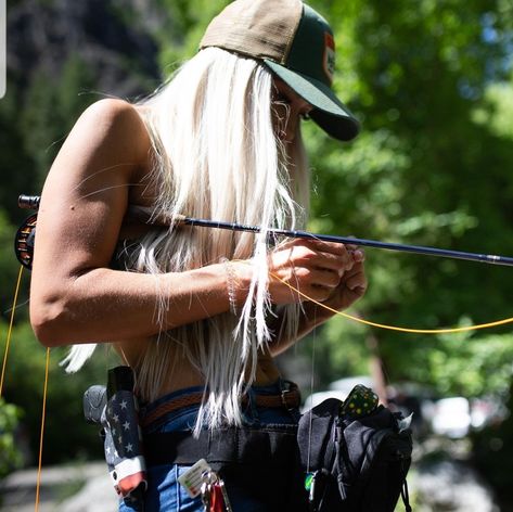 Female Fisherman, Fly Fishing Girls, Fishing Fashion, Female Angler, Fishing Girl, Girls Fishing, Country Girl Life, Fishing Photography, Hunting Girls