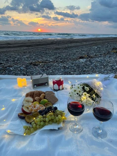 Cute Picnic Date Ideas Romantic, Aesthetic Beach Picnic, Beach Dinner Parties, Romantic Beach Picnic, Picnic Date Food, Dates Ideas, Picnic Snacks, Cute Anniversary Gifts, Picnic Engagement