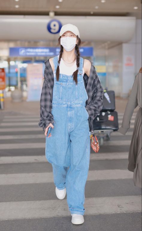 Overalls Korean Outfit, Ootd Overall Jeans, Jumper Pants Outfit Denim, Jumper Outfit Denim Short, Overall Costume Ideas, Jumper Outfit Denim, Jumper Pants Outfit, Jumper Outfit Ideas, Ootd Overall