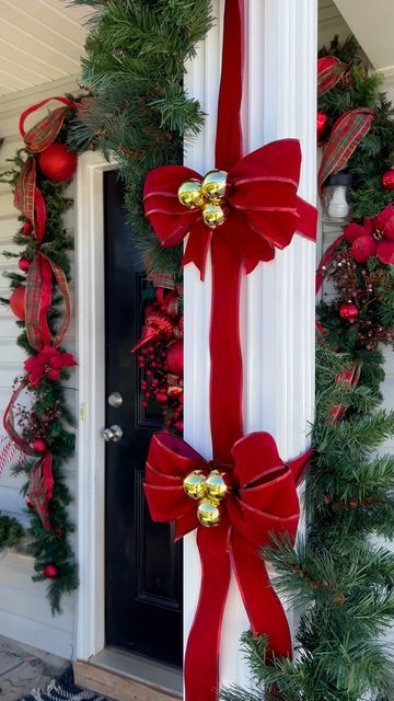 Christmas Entry, Outdoor Christmas Decoration Ideas, Outdoor Decoration Ideas, Door Swag, Christmas Front Doors, Christmas Front Porch, Christmas Porch Decor, Christmas Hanging Decorations, Hanging Garland