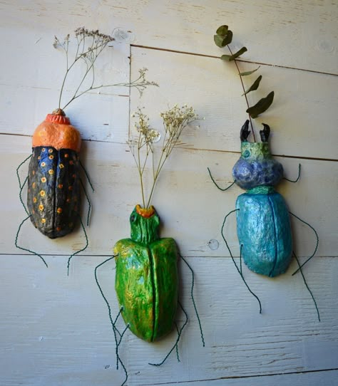 Paper Mache Artists, Paper Mache Beetle, Paper Mache Plants, Paper Mache Bugs, Paper Mache Animals Easy, Easy Paper Mache Projects, Paper Mache Frog, Papier Mache Art Ideas, Paper Mache Sculpture Ideas