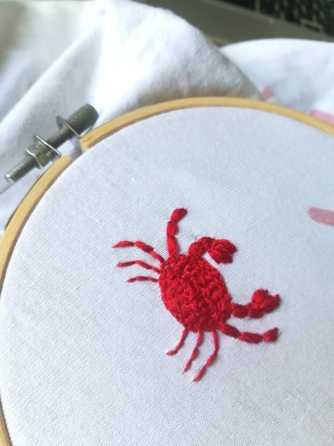 Embroidery Sea Life, Crab Embroidery, Bags Embroidery, Blue Inspiration, Hand Embroidery Art, Crochet Crafts, Embroidery Art, Cross Stitch Embroidery, Embroidery Stitches