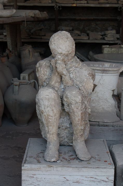 How did archaeologists retrieve such life-like casts of the bodies of Vesuvius’s victims? The key to the revival of Pompeii's citizens is plaster. Pompeii Bodies, Pompeii City, Ancient Pompeii, Pompeii Ruins, Pompeii Italy, Body Cast, Pompeii And Herculaneum, Plaster Cast, Pompeii