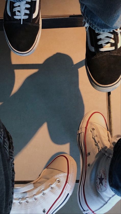 Converse Couple, Tennis Vans, Vans Aesthetic, Converse Aesthetic, Instagram Couples, Tenis Vans, Aesthetic Grunge Outfit, Diy Bracelets Patterns, Aesthetic Grunge