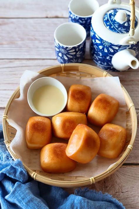 Fried Mantou with Condensed Milk - Ang Sarap Chinese Milk Bread, Chinese Sweet Bread, Asian Desserts Aesthetic, Chinese Bread, Chinese Pastries, Travel Trinkets, Chinese Sweets, Chinese Cafe, Steam Food