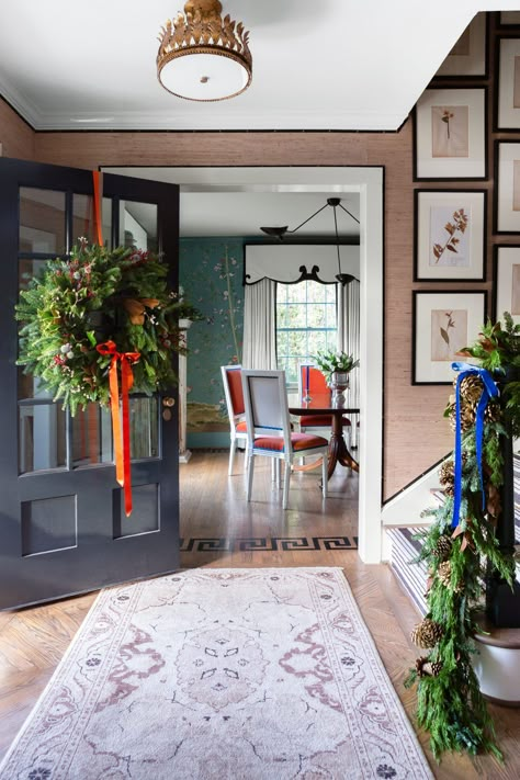 This Charming Charleston Home Is Filled With Holiday Cheer Estilo Charleston, Southern Living Christmas, Southern Christmas, Glam Pad, Christmas Open House, Christmas Decorating Ideas, Charleston Homes, Magnolia Leaves, Large Wreath