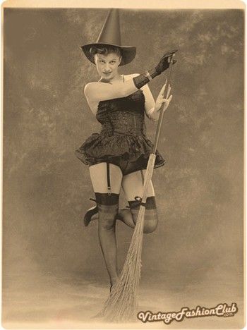 Sexy witch RETRO Halloween Pin Up, Vintage Halloween Photos, Halloween Memes, Vintage Halloween Costume, A Broom, Vintage Witch, Vintage Halloween Decorations, Witch Costume, Theme Halloween