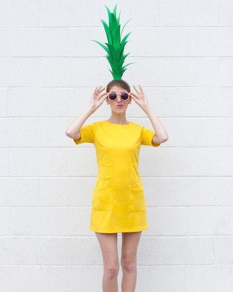 Diy Fruit Costume, Diy Teen Halloween Costumes, Pineapple Costume Diy, Costumes Faciles, Karneval Diy, Diy Fantasia, Food Halloween Costumes, Pineapple Costume, Fruit Costumes