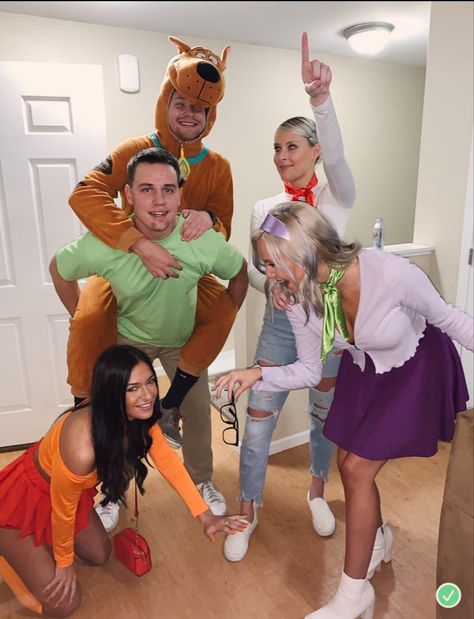 Couples Costumes Group Of 4, Halloween Costumes Group Scooby Doo, Scooby Squad Costume, 4 People Couple Halloween Costumes, Holloween Costume Ideas Groups, Couples Costumes 4 People, Group Costumes Boys And Girls Friends, Mystery Inc Halloween Costumes, Scoobie Doo Costume