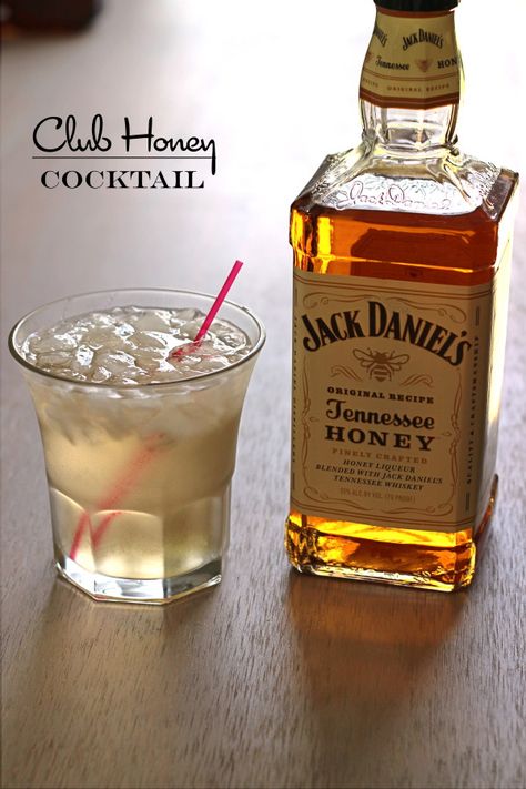 Club Honey cocktail recipe featuring Jack Honey and club soda. Jack Daniels Honey Drinks, Jack Daniels Cocktails, Jack Daniels Drinks, Jack Daniels Honey, Honey Cocktail, Honey Whiskey, Honey Drink, Cocktail Recipes Whiskey, Tennessee Honey