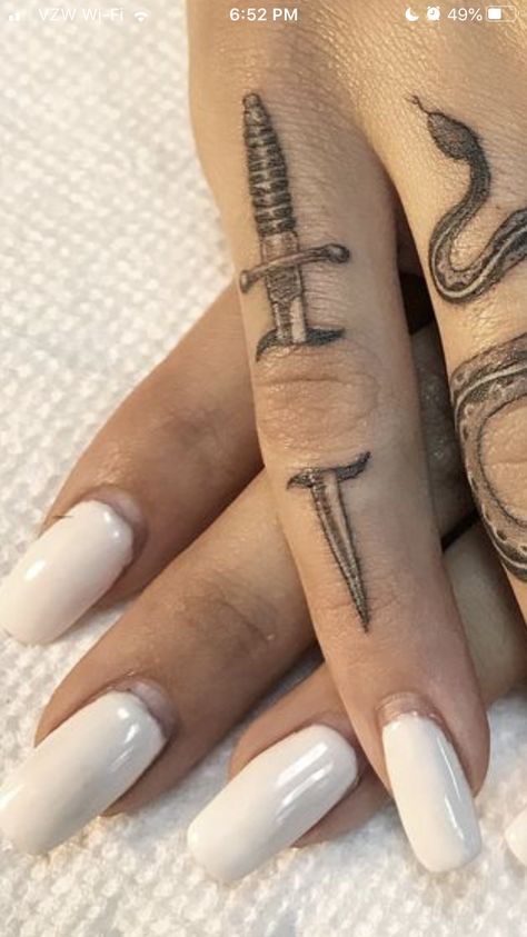 Barbwire Finger Tattoo, Finger Knife Tattoo, Salad Fingers Tattoo, Thumb Tattoos For Women Unique, Knife Finger Tattoo, Dagger Finger Tattoo, Tattoo Ideas Small Female, Tattooed Hands, Cool Finger Tattoos