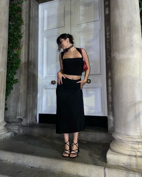 Midi Skirt Outfit Going Out, Black Silk Midi Skirt Outfit, Silk Midi Skirt Outfit, Black Silk Skirt Outfit, Black Silk Midi Skirt, Black Tie Birthday, Comfy Core, Silk Skirt Outfit, Black Ootd