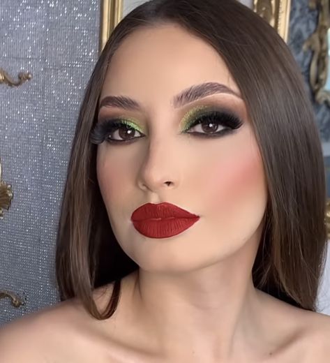 Makeup Verde, Red Lipstick Makeup Looks, Makup Looks, Green Eyeshadow Look, Dark Red Hair Color, Red Lipstick Makeup, Full Makeup, Red Lip Makeup, Chic Makeup