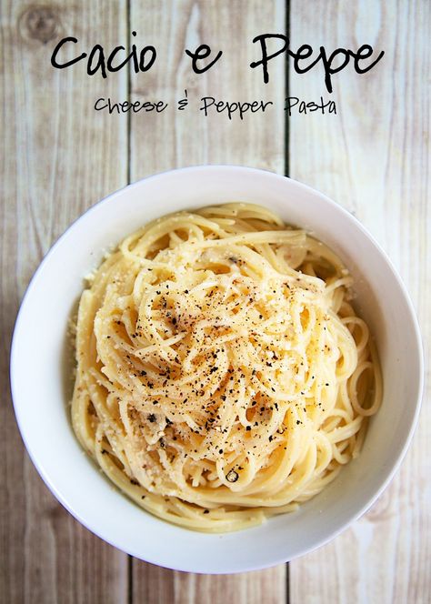 Cacio e Pepe Recipe - literally cheese and pepper. It only has 4 simple ingredients. I would bet that most of you have all the ingredients in your pantry right now! This only takes about 10 minutes from start to finish. It is a great side dish for a weeknight meal. It is so good that I could make a meal out of it! Pasta Side Dishes, Pasta Sides, Pepper Pasta, Plain Chicken, Pasta Dinners, Easy Pasta Recipes, Quesadillas, Easy Pasta, Week Meal Plan