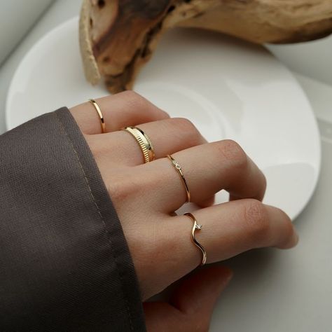 Minimal Rings Minimalist Jewelry, Hand Jewelry Rings, Tas Bahu, Gold Ring Designs, Dope Jewelry, Classy Jewelry, Minimal Jewelry, Hand Jewelry, Fashion Ring