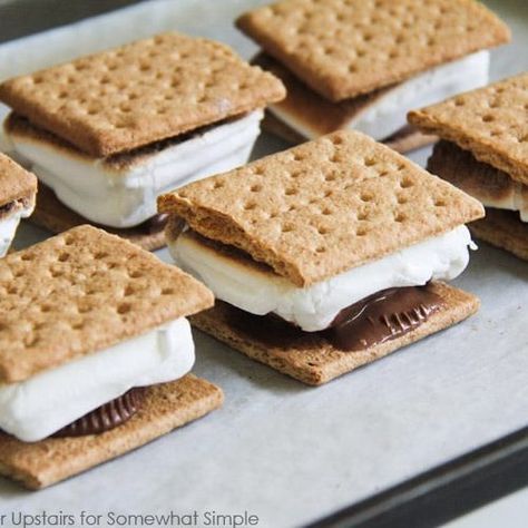 Homemade Hot Chocolate Recipe, Instant Hot Chocolate, Indoor Smores, Easy Smores, Smore Recipes, Hot Chocolate Recipe, Campfire Food, Homemade Hot Chocolate, Chocolate Recipe