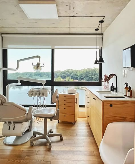 Dentist Office Aesthetic, Aesthetic Dental Clinic, Dental Clinic Aesthetic, Dental Clinic Interior Design, Dental Practice Design, Dentist Office Design Interiors, Dental Clinic Interior, Office Lifestyle, Office With A View