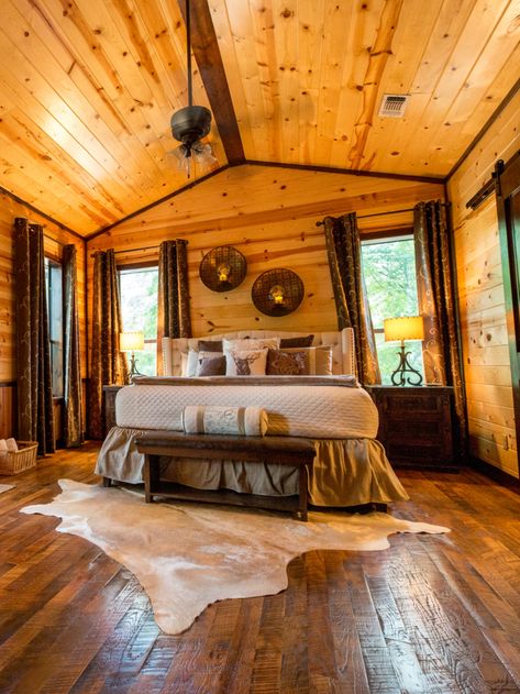 This range of luxurious cabins in southeast Oklahoma will make your jaw drop. Rent one for a memorable romantic or family escape. Oklahoma Cabins, Oklahoma State Parks, Beavers Bend State Park, Broken Bow Lake, Oklahoma Travel, Romantic Cabin, Rock Fireplaces, Play Pool, Winter Cabin