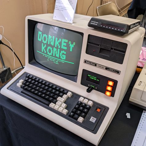 This Is The Raspberry Pi Mini Laptop That We Want | Hackaday Retro Monitor, 80s Computer Aesthetic, Retro Computer Screen Aesthetic, 90s Computer, Vintage Calculator, 1980 Computer, Retro Futuristic Computer, Retro Display, Cassette Futurism