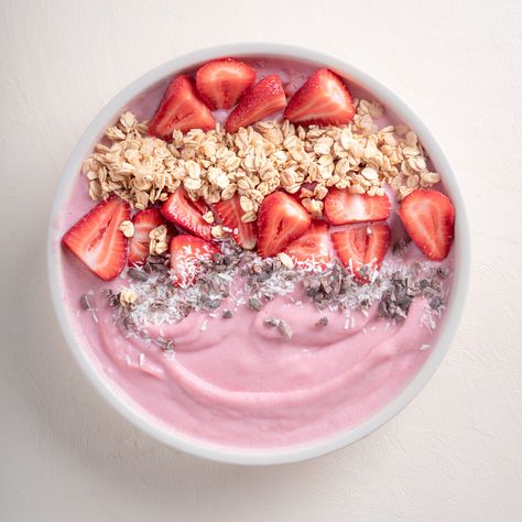 Enjoy this Strawberry Smoothie Bowl any time of the day. This recipe is vegan, gluten-free, and high protein. Cute Smoothie Bowls, Thick Strawberry Smoothie, Healthy Fruit Bowl, Low Calorie Smoothie Bowl, Healthy Recipes Aesthetic, Smoothie Bowls Aesthetic, Smoothie Bowl Aesthetic, Breakfast Smoothie Bowl Recipes, Bowl Of Strawberries