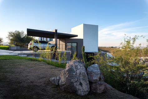 Gallery of House in La Calera / Abdenur Arquitectos - 5 Houses On Slopes, House On Slope, Sloping Lot House Plan, Washington Mountains, Slope House, Hillside House, Cliff House, Greek House, Modern Bungalow House