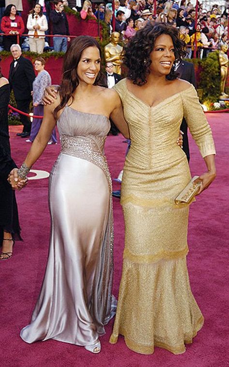 Oprah Winfrey (right), shown here with Halle Berry at the February 2005 Academy Awards in Los Angeles, has beautiful clothes in various sizes, many of which are for sale at the Oprah store. Oprah Winfrey Style, Used Shoes, Halle Berry, Celebrity Red Carpet, Mom Dress, Academy Awards, Oprah Winfrey, Bright Colours, African Fashion Dresses