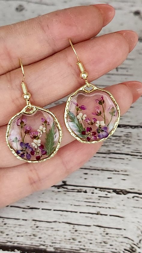 Brooch Photography Ideas, Floral Resin Earrings, Resin Jewelry Ideas Inspiration, Dry Flower Jewelry, Diy Resin Earring Ideas, Dried Flower Resin Jewelry, Resin Products Ideas, Resin Earring Ideas, Resin Flower Earrings