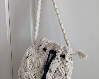 Macrame Tas, Simpul Makrame, Tutorial Macramé, Drawstring Purse, Crochet Weaves, Potli Bags, Macrame Patterns Tutorials, Macrame Bag, Handmade Purses