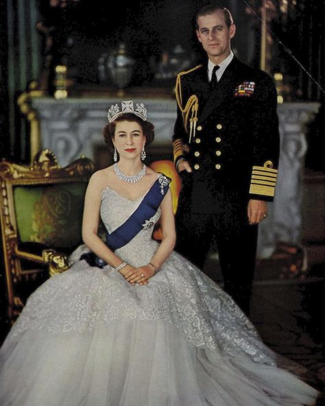 Her Majesty The Queen & Prince Philip 1957 Royal Paintings, Princesa Margaret, London Bridges, Young Queen Elizabeth, Rainha Elizabeth Ii, Queen Elisabeth, Reine Elizabeth Ii, English Royalty, Royal Tiaras