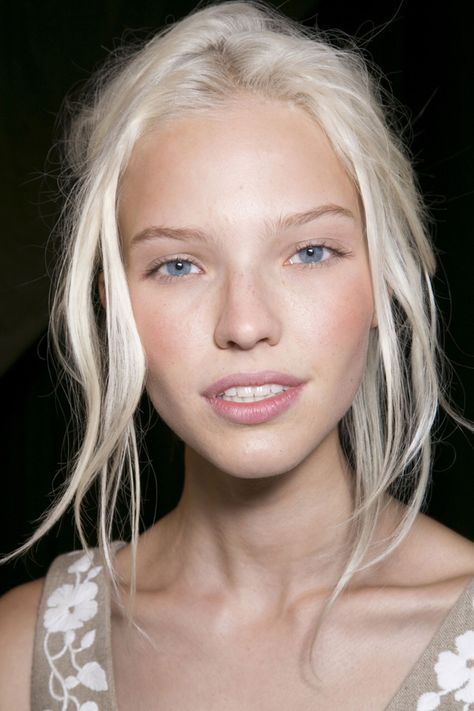 Bleach Hair Ideas, Blonde Hair Pale Skin, Cool Blonde Hair Colour, Bleach Hair, Sasha Luss, Hair Pale Skin, Haircut Tip, White Blonde Hair, Bleach Blonde Hair