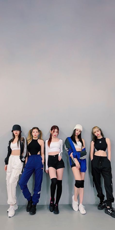 Kpop Dance Practice Outfits, Itzy Wallpaper, Kpop Concert Outfit, Dance Outfits Practice, European Summer Outfits, K Wallpaper, Practice Outfits, Digital Marketer, Fashionista Clothes