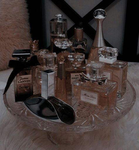 Rose Gold Aesthetic, Perfume Organization, Rich Girl Aesthetic, Gold Aesthetic, Dark Feminine Aesthetic, Luxury Lifestyle Dreams, Perfume Lover, Classy Aesthetic, Luxury Aesthetic