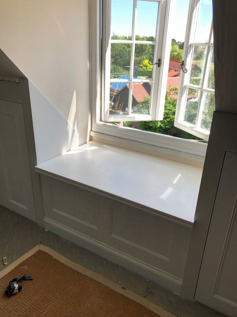 Window seat, dormer window, attic room Dormer Window Seat Ideas, Dormer Window Storage, Dormer Reading Nook, Dormer Window Seat, Dormer Window Ideas, Extension Windows, Window Nooks, Fitted Storage, Storage Attic