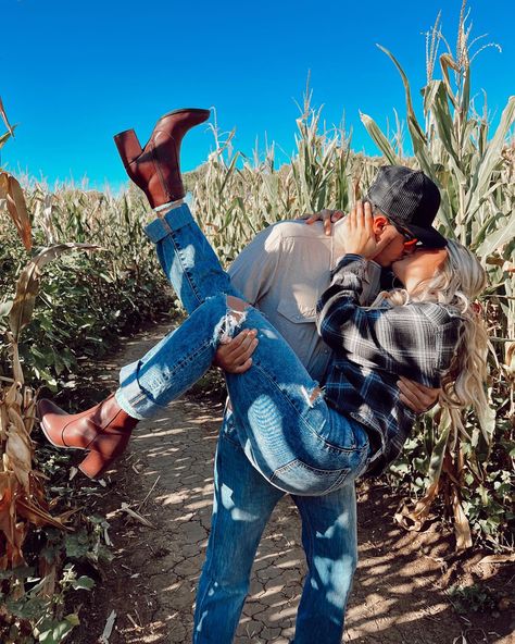 Pumpkin Patch Outfit Photoshoot, Pictures To Take At A Pumpkin Patch, Engaged Pumpkin Carving Ideas, Fall Couples Pumpkin Patch, Couple Pumpkin Patch Pics, Pumpkin Patch Date Pictures, Cute Halloween Poses For Couples, Couple Pumpkin Patch Pictures Outfits, Cute Fall Couples Pictures