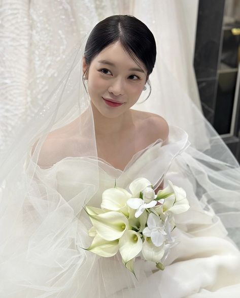 Korean Bridal Hair, Korean Wedding Hair, Korean Wedding Makeup, Korean Bride, Korean Wedding Dress, Hairdo Wedding, Pretty Wedding Dresses, Korean Wedding, Dream Wedding Ideas Dresses