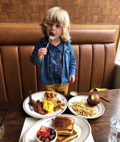 Kid-friendly Chicago Restaurants — Citykin Kids Menu Ideas Restaurants, Restaurant Trends, Handmade Pizza, Mexican Babies, Cocktail Fashion, Kids Eat Free, Restaurant Photography, Burger Restaurant, Family Restaurant