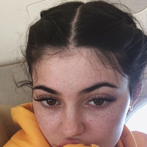 See this Instagram photo by @kyliejenner • 2.1m likes Maquillaje Kylie Jenner, Instagram Brows, Looks Kylie Jenner, Estilo Kylie Jenner, Blond Balayage, Kylie J, Kim K Style, Kardashian Kollection, Kylie Kristen Jenner