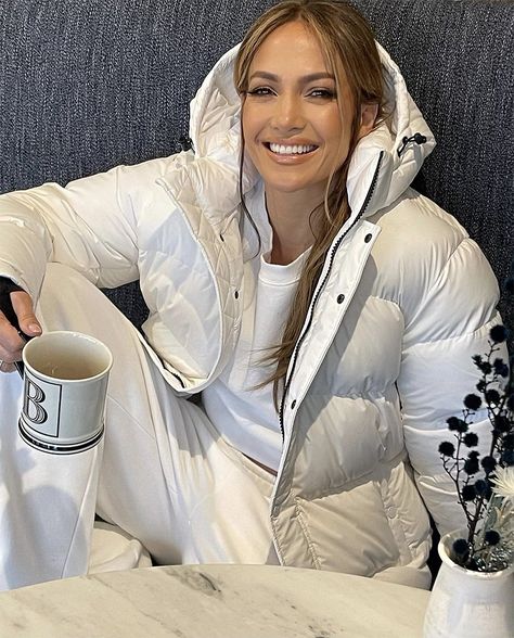 White Puffer Coat, Puffer Outfit, The Super Puff, White Puffer Jacket, Puffer Jacket Outfit, Super Puff, Celebrity Makeup Looks, White Puffer, Ben Affleck