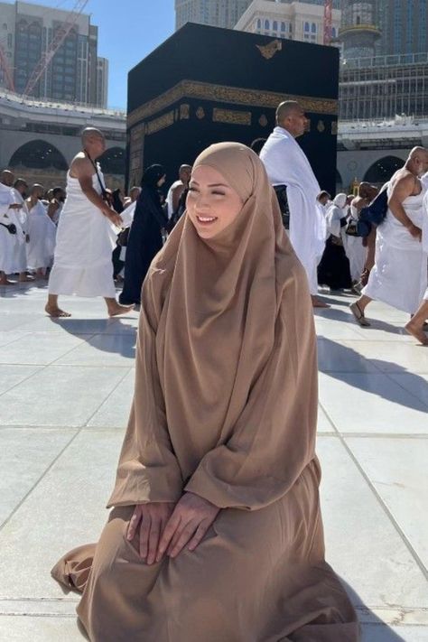 Umrah Outfit For Women, Prayers Islam, Umrah Outfit, Umroh Outfit, La Mecca, Muslimah Style, Estilo Hijab, Dress Gamis, Aesthetic 2024