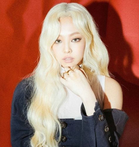 BLACKPINK - Jennie Kim Blonde, Blonde Hair Shades, Strong Girls, Jennie Lisa, Love Photos, Blackpink Photos, Blackpink Fashion, Blackpink Jennie, Hair A