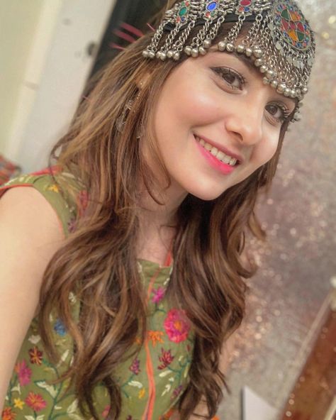 🌸 Forehead Chain, Brown Hair Trends, Hina Altaf, Matha Patti, Afghan Wedding, Stylish Dpz, Pakistani Dress Design, Day By Day, Girl Online