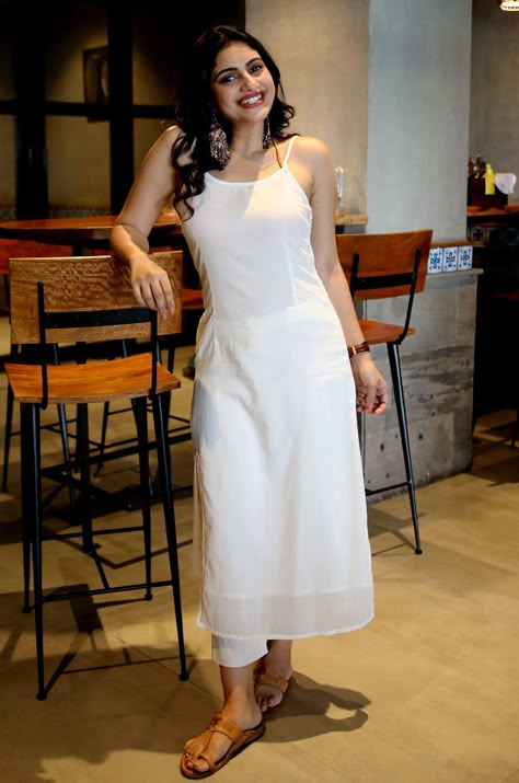 White Kurti, Indian Kurti Designs, Long Kurtis, Indian Designer Suits, Simple Kurti Designs, Casual Indian Fashion, Long Kurti Designs, White Kurta, Salwar Kamiz