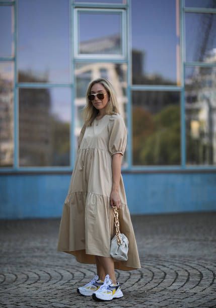 Casual Chique Stijl, Dress And Sneakers Outfit, Chique Outfit, Outfit Chic, Beige Dresses, Maxi Dress Cotton, Mode Inspo, Look Chic, Modest Outfits