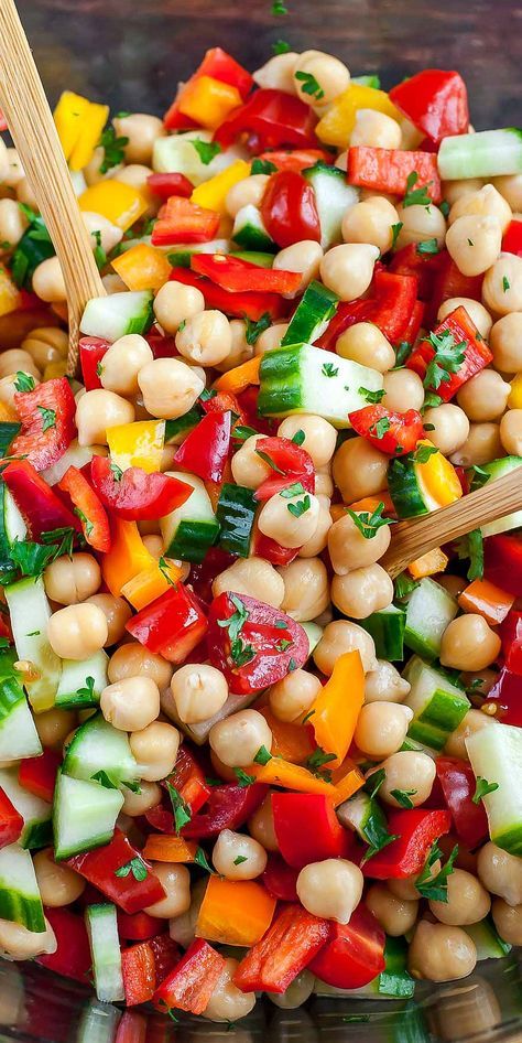 Greek Chickpea Salad, Greek Chickpeas, Seasonal Veggies, Resep Salad, Vegetarian Salad Recipes, Chickpea Salad Recipes, Vegetarian Salads, Healthy Side Dish, Homemade Dressing