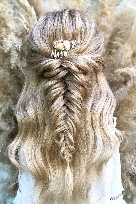 This boho hair idea could be so fitting for any bride. I can’t get enough of that for boho inspo. Keep it to your boho collection. Boho Wedding Hair Half Up, Wedding Hair Half, Boho Inspo, Classic Updo, Hair Half Up, Boho Wedding Hair, Boho Hair, Bridal Wedding Hair, Hair Idea