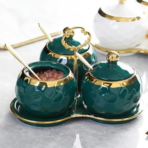 Emerald Green Kitchen Accessories, Green Kitchen Supplies, Cute Kitchen Supplies, Assiette Design, Green Kitchen Accessories, Kitchen Crockery, Kitchen Decor Collections, Crockery Design, Outdoor Camping Kitchen