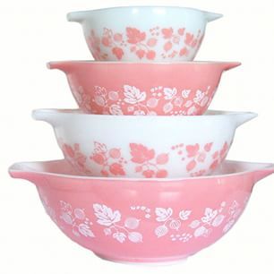 Gorgeous #Pyrex bowls in pink and white #Gooseberry pattern. This pattern debuted in 1957 and was also available in black and white and black and yellow. #1950s #vintagepyrex 1960 Kitchen, Pink Cinderella, Gooseberry Pyrex, Pink Gooseberry, Pyrex Vintage Rare, Vintage Mixing Bowls, Retro Kitchens, Pink Pyrex, Pyrex Patterns