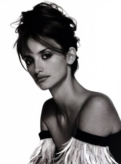 Penelope Cruz, I think she is one of the most beautiful women in the world. Cruz Wallpaper, Vicky Cristina Barcelona, Spanish Actress, Actrices Hollywood, Penelope Cruz, Beauty Icons, White Photo, Movie Stars, Hair And Makeup